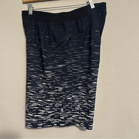 Lululemon Assert Short Gondola Stripe Black White / Black Linerless Size Large - Picture 2 of 10